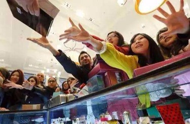 大鸡巴插女人的视频中国人依然爱赴日旅游 消费已由爆买转向网购